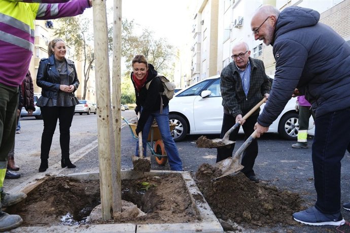 Plantación de árboles en la calle Mar Tirreno.