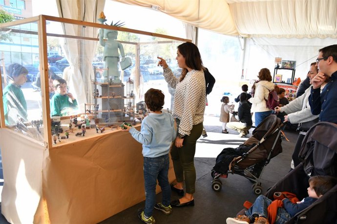 Mercadillo y exposición de Playmobil en Tomares