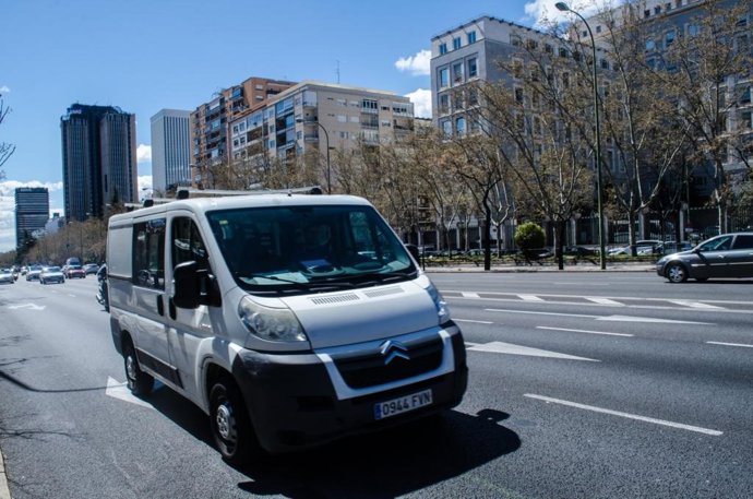 Coches, tránsito, Castellana, tráfico, contaminación, furgoneta, Madrid