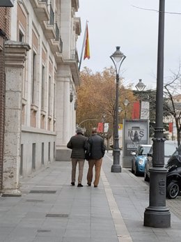León de la Riva y Sánchez, de espaldas, se dirigen a la Audiencia.
