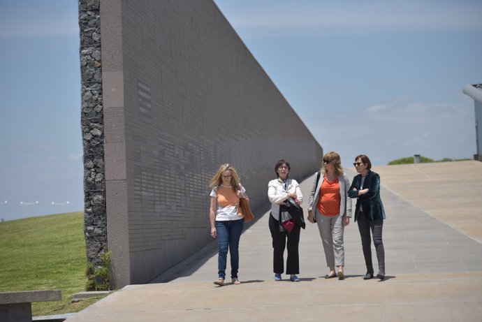 En la visita al  Monumento a las víctimas del Terrorismo de Estado.