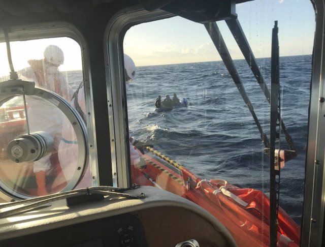 Salvamento rescata a dos menores a bordo de una patera neumática
