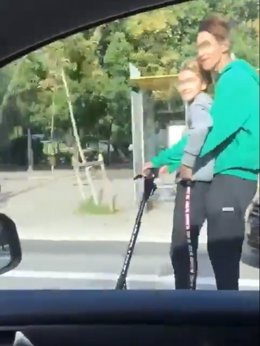 Patinete a gran velocidad por la Diagonal de Barcelona