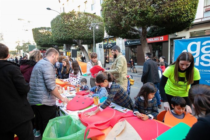 El Paseo de Almería se ha llenado con las actividades infantiles de la feria.
