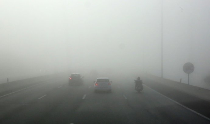 Niebla en la carretera en Madrid, carreteras, tráfico, coches, vehículos