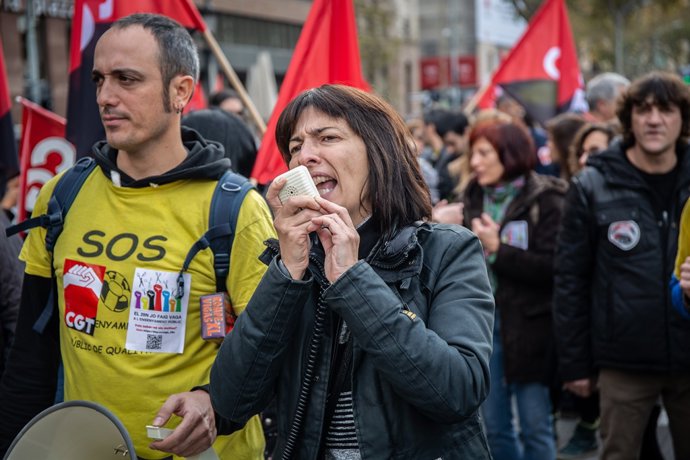 Estudiants i professors s'uneixen al sector sanitari en una manifestació multit