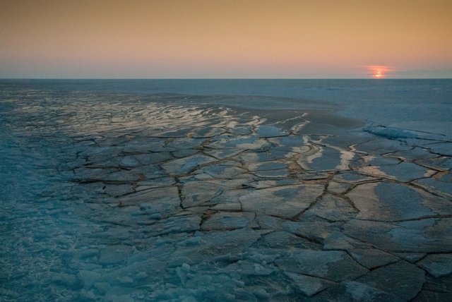 El sol se pone sobre la cubierta de hielo marino del Ártico