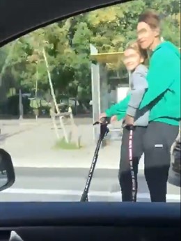 Patinet a gran velocitat per la Diagonal de Barcelona