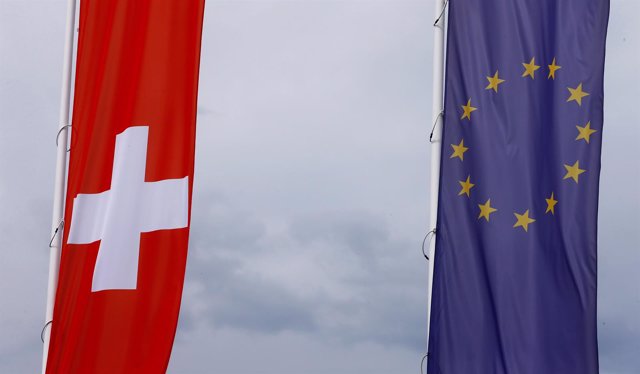 Banderas de Suiza y de la Unión Europea