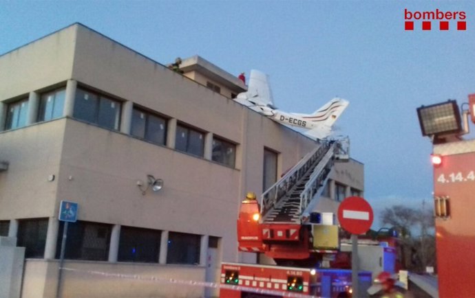 Dos mueros en un accidente de una avioneta en Badia del Vallès (Barcelona)