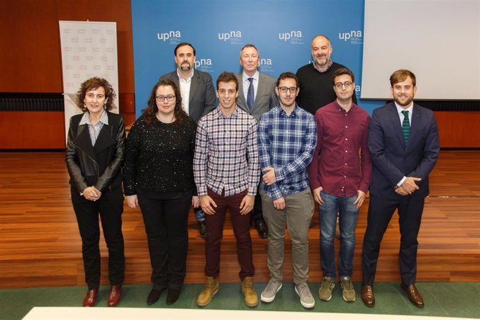 Los estudiantes premiados, junto a las autoridades