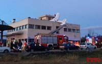 Vacían el combustible de la avioneta del accidente mortal en Badia del Vallès (Barcelona)