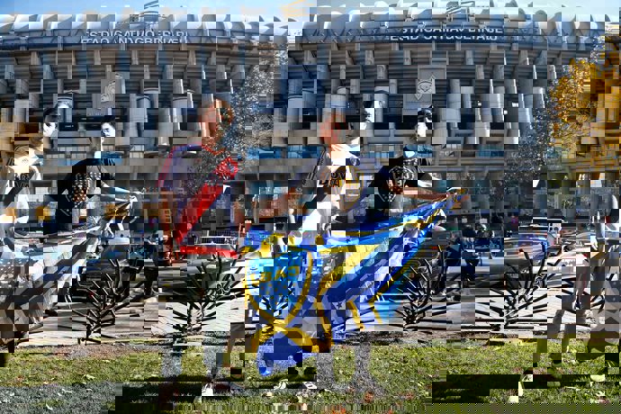 Un hincha del Boca y otro del River posan frente al Bernabéu