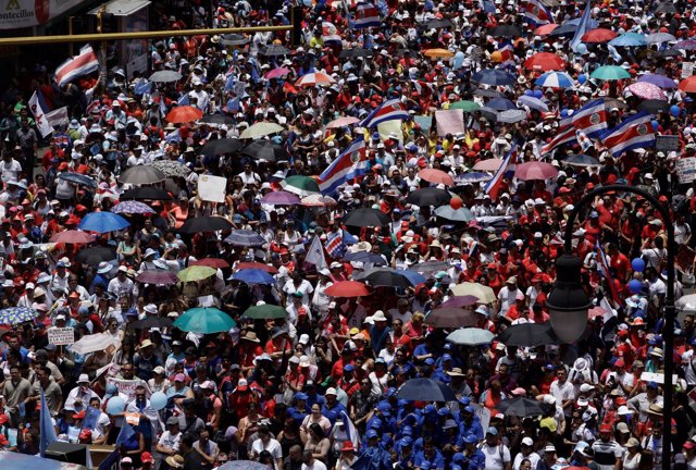 Empleados del sector público marchando contra la reforma fiscal.