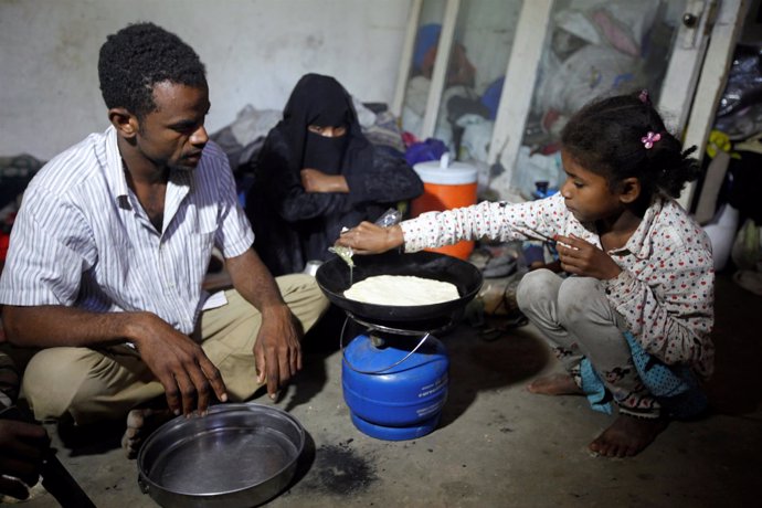 Una familia prepara la comida en Saná