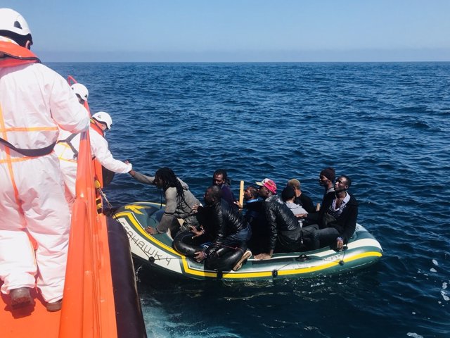 Rescate patera con migrantes por Salvamento Marítimo