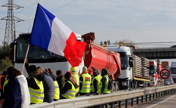 Manifestantes bloqueando una carretera en Francia