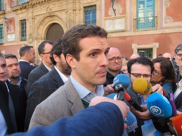 Pablo Casado con periodistas en Murcia