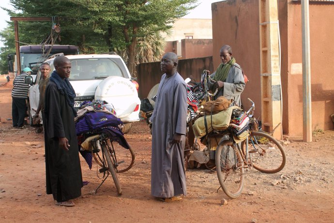 Hombres de etnia fulani venden tela en Sevare
