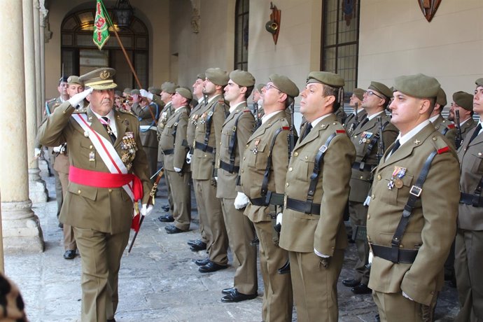 Valladolid.- El general José Rivas Moriana pasa revista