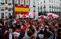 El 'banderazo' de los hinchas de River tiñe de blanco y rojo la Puerta del Sol de Madrid