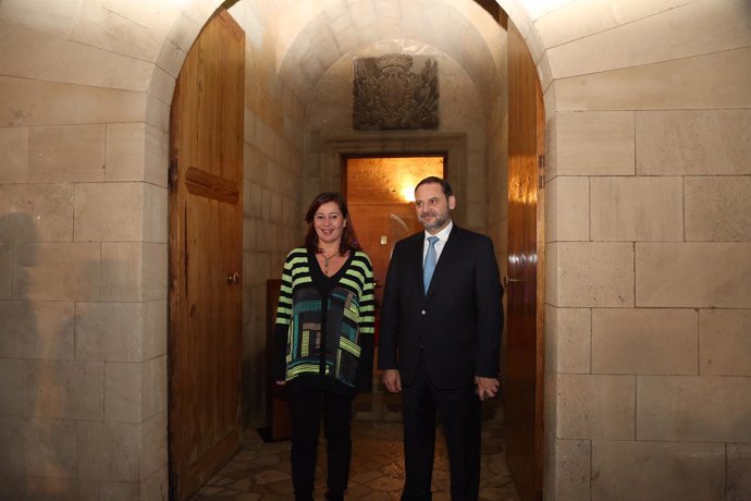 La presidenta del Govern, Francina Armengol, junto al ministro Ábalos