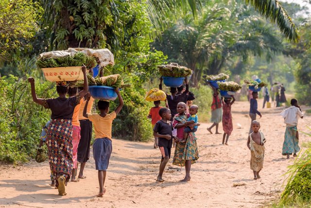 Personas caminan en Kasai (RDC)