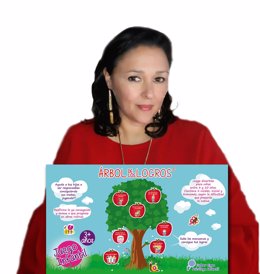 La doctora en Psicología, Esther Egea Sánchez, posa con 'El árbol de los logros'