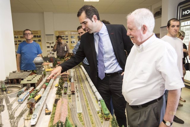 El alcalde de Almería observa la maqueta de un tren