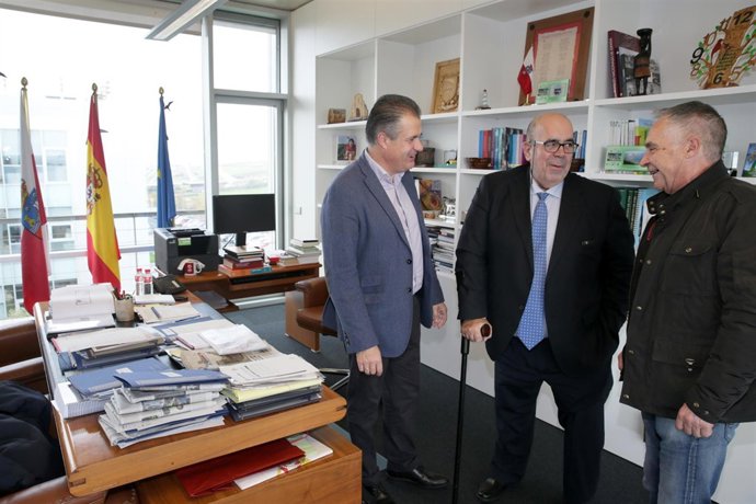 Oria con el alcalde de Astillero y el concejal de Camargo Eugenio Gómez