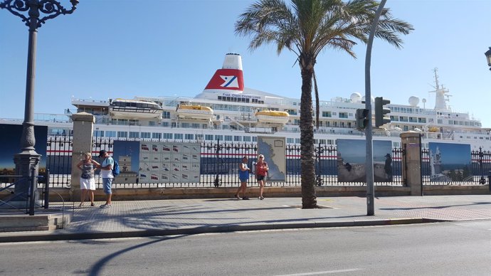 Crucero en el muelle de Cádiz