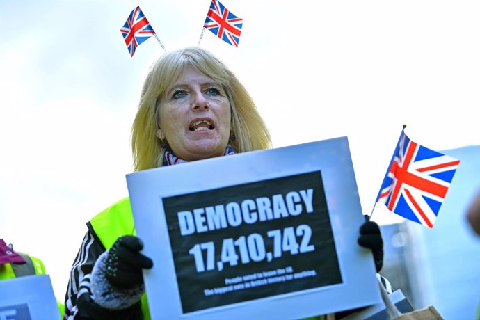 Pancarta con la cifra de los 17.410.742 votos favorables al Brexit