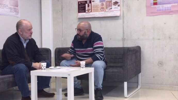Fotograma del vídeo con Joaquín Sevilla (izq.) y Javier Armentia.
