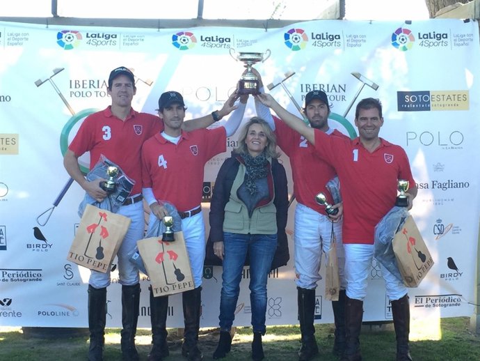 Entrega de la Copa Sotoestates al equipo 'Aero'