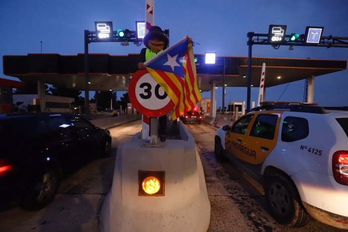 Los CDR levantan once peajes en Catalunya