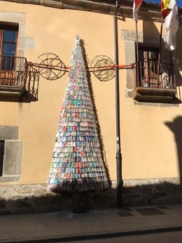 Árbol “del conocimiento” hecho con libros en el El Barco de Ávila