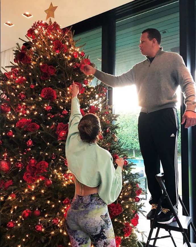 Jennifer Lopez decora su arbol de navidad con rosas rojas