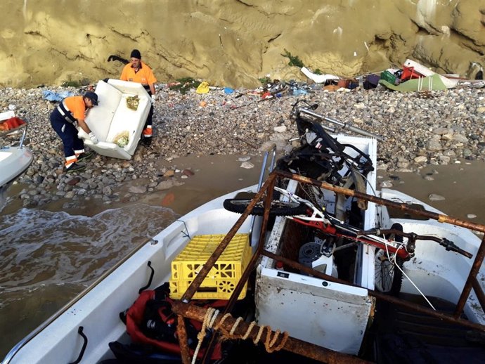 Limpieza y recogida de residuos en el acantilado de Sa Penya