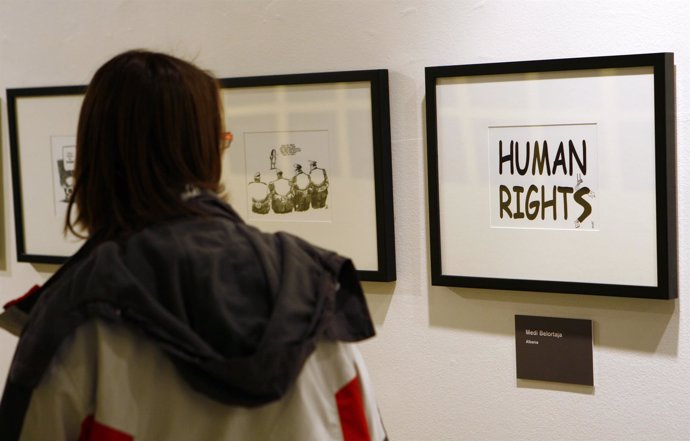 Una mujer en una exposición sobre DDHH en la ONU
