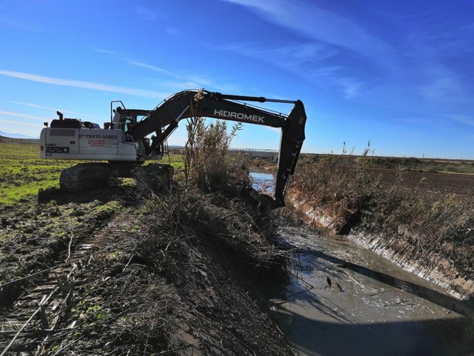 Confederación Guadalquivir Máquina limpiando cauce río Yeguas tras temporal oct