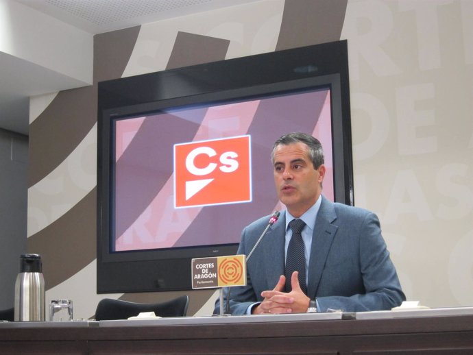 El diputado de Cs, Javier Martínez, en rueda de prensa este lunes en las Cortes