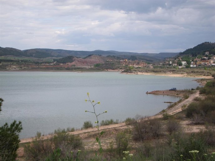  Uno De Los Embalses De La Cuenca Del Ebro                              