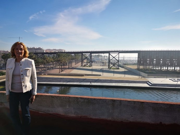 Mari Carmen Ortiz con el Cable Inglés al fondo