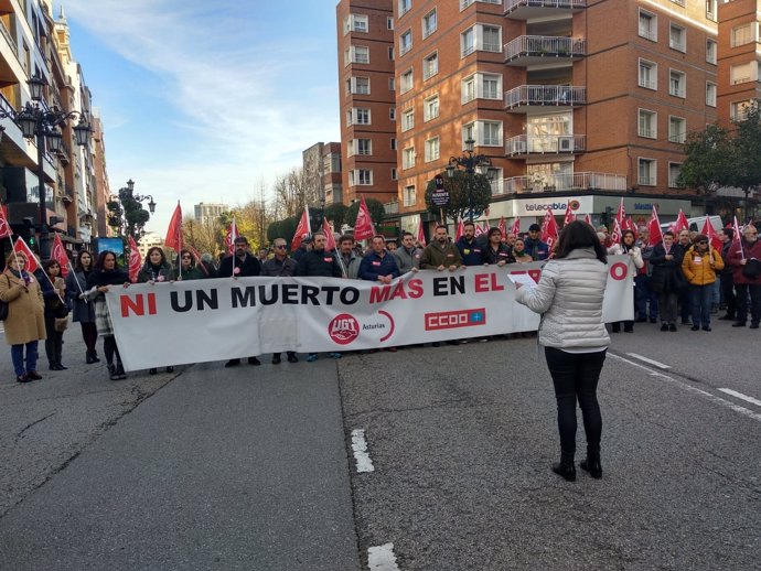 Concentración de UGT y CCOO contra la siniestralidad laboral en Oviedo