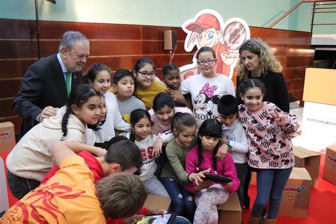 El consejero Azpiazu con alumnos de primaria en la presentación de KonEco-V