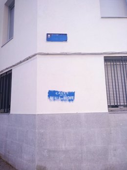 Placa de la calle Juana Doña aparace vandalizada