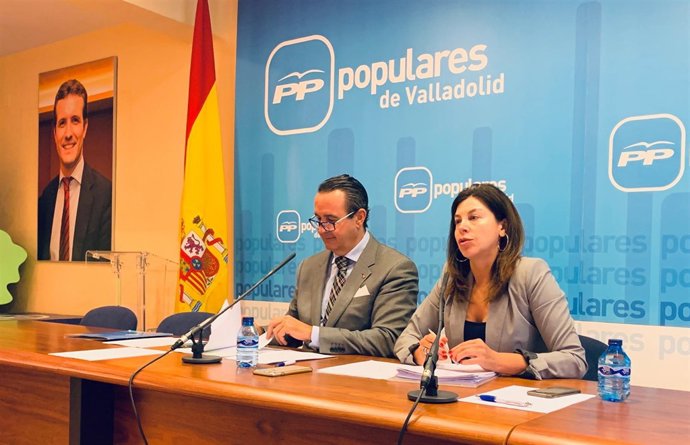 Ignacio Tremiño y Arenales Serrano en la sede del PP de Valladolid. 10-12-18