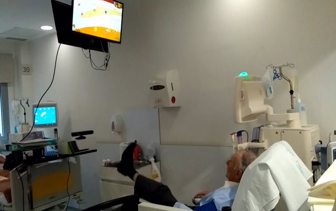 Paciente renal en hemodiálisis jugando con realidad virtual