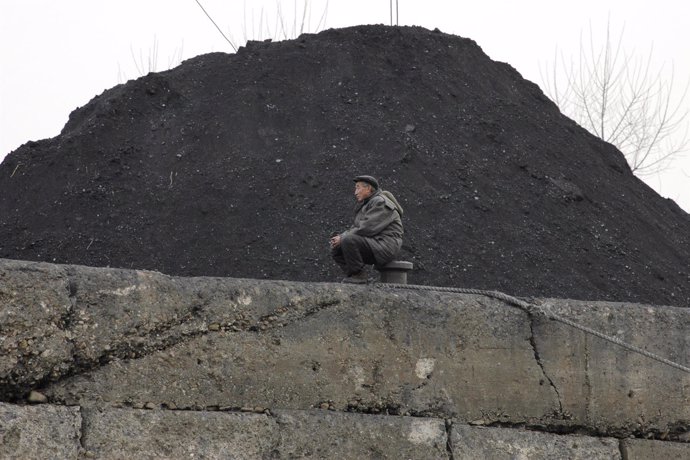 Montón de carbón en ribera del río Ylu, en Sinuiju, Corea del Norte