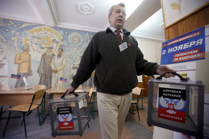 Preparación de urnas para las elecciones de Lugansk y Donetsk